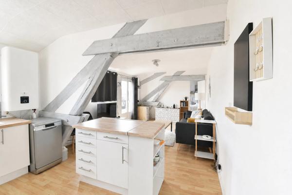 Appartement rénové 2 pièces de 44,56 m² Montlhéry  – Dernier étage-  cabanon