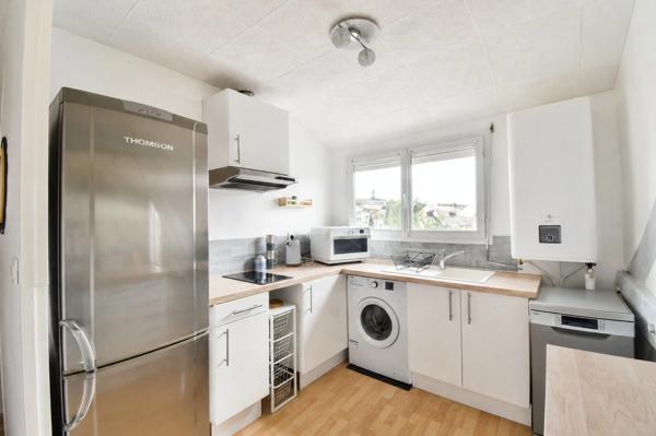 Appartement rénové 2 pièces de 44,56 m² Montlhéry  – Dernier étage-  cabanon