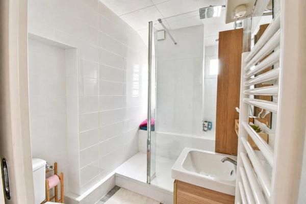 Appartement rénové 2 pièces de 44,56 m² Montlhéry  – Dernier étage-  cabanon