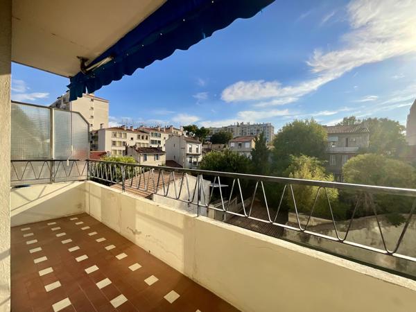 13004 BOULEVARD ROUGIER – A RAFFRAICHIR - APPARTEMENT DE 38,80M² AVEC TERRASSE DONNANT SUR COUR – ASCENSEUR –
