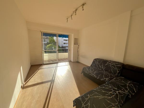 13004 BOULEVARD ROUGIER – A RAFFRAICHIR - APPARTEMENT DE 38,80M² AVEC TERRASSE DONNANT SUR COUR – ASCENSEUR –