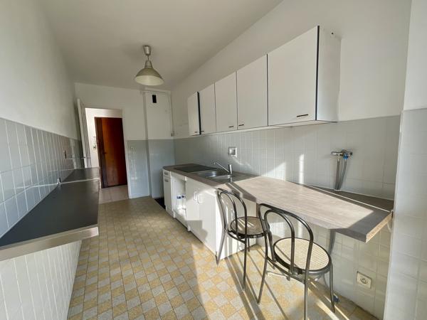 13004 BOULEVARD ROUGIER – A RAFFRAICHIR - APPARTEMENT DE 38,80M² AVEC TERRASSE DONNANT SUR COUR – ASCENSEUR –