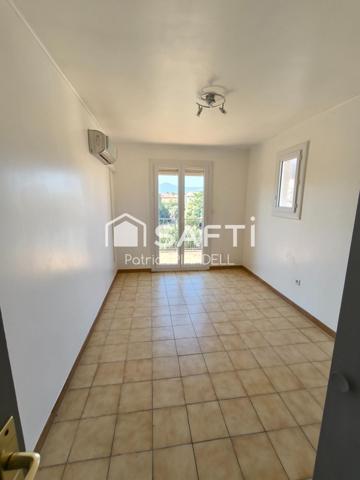 Maison 3 faces, 3 belles chambres, grand garage, piscine et jardin.