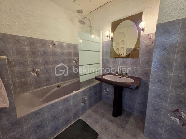 Idéalement située à moins de 5 minutes à pied de la gare ligne P reliant Paris Gare de l’Est, cette maison familiale d'environ 166 m² offre une configuration rare sur le secteur avec 6 chambres.

Implantée sur une parcelle d’environ 960 m², la maison propose des volumes confortables et une organisation idéale pour une grande famille.

Au rez-de-chaussée :
• une entrée
• un double salon-séjour lumineux (environ 41 m²)
• une cuisine indépendante
• 2 chambres (environ 9,50 et 14,50 m²)
• une salle d’eau
• un WC indépendant

À l’étage :
• 4 chambres supplémentaires (environ 14,80/ 11/ 11,30 et 18 m² au sol)
• une salle de bains
• une buanderie avec WC

Une véranda prolonge agréablement les espaces de vie et un garage accolé complète le bien.

À l’extérieur, vous profiterez d’une terrasse exposée plein sud et d’un agréable jardin, idéal pour les moments en famille ou entre amis.

Confort et prestations
• DPE classé C
• pompe à chaleur et ballon thermodynamique (2019)
• isolation par l’extérieur (2022)

Situation pratique
gare ligne P à moins de 5 minutes à pied (Paris Gare de l’Est)
écoles et commerces accessibles à environ 15 minutes à pied.

✨ Une maison offrant de beaux volumes et une configuration rare de 6 chambres, idéale pour une grande famille ou pour concilier vie familiale et télétravail.