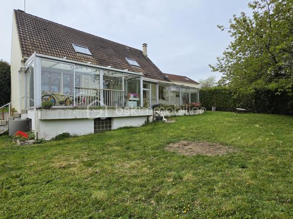 Idéalement située à moins de 5 minutes à pied de la gare ligne P reliant Paris Gare de l’Est, cette maison familiale d'environ 166 m² offre une configuration rare sur le secteur avec 6 chambres.

Implantée sur une parcelle d’environ 960 m², la maison propose des volumes confortables et une organisation idéale pour une grande famille.

Au rez-de-chaussée :
• une entrée
• un double salon-séjour lumineux (environ 41 m²)
• une cuisine indépendante
• 2 chambres (environ 9,50 et 14,50 m²)
• une salle d’eau
• un WC indépendant

À l’étage :
• 4 chambres supplémentaires (environ 14,80/ 11/ 11,30 et 18 m² au sol)
• une salle de bains
• une buanderie avec WC

Une véranda prolonge agréablement les espaces de vie et un garage accolé complète le bien.

À l’extérieur, vous profiterez d’une terrasse exposée plein sud et d’un agréable jardin, idéal pour les moments en famille ou entre amis.

Confort et prestations
• DPE classé C
• pompe à chaleur et ballon thermodynamique (2019)
• isolation par l’extérieur (2022)

Situation pratique
gare ligne P à moins de 5 minutes à pied (Paris Gare de l’Est)
écoles et commerces accessibles à environ 15 minutes à pied.

✨ Une maison offrant de beaux volumes et une configuration rare de 6 chambres, idéale pour une grande famille ou pour concilier vie familiale et télétravail.