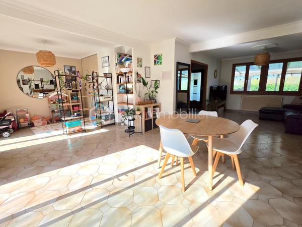 Idéalement située à moins de 5 minutes à pied de la gare ligne P reliant Paris Gare de l’Est, cette maison familiale d'environ 166 m² offre une configuration rare sur le secteur avec 6 chambres.

Implantée sur une parcelle d’environ 960 m², la maison propose des volumes confortables et une organisation idéale pour une grande famille.

Au rez-de-chaussée :
• une entrée
• un double salon-séjour lumineux (environ 41 m²)
• une cuisine indépendante
• 2 chambres (environ 9,50 et 14,50 m²)
• une salle d’eau
• un WC indépendant

À l’étage :
• 4 chambres supplémentaires (environ 14,80/ 11/ 11,30 et 18 m² au sol)
• une salle de bains
• une buanderie avec WC

Une véranda prolonge agréablement les espaces de vie et un garage accolé complète le bien.

À l’extérieur, vous profiterez d’une terrasse exposée plein sud et d’un agréable jardin, idéal pour les moments en famille ou entre amis.

Confort et prestations
• DPE classé C
• pompe à chaleur et ballon thermodynamique (2019)
• isolation par l’extérieur (2022)

Situation pratique
gare ligne P à moins de 5 minutes à pied (Paris Gare de l’Est)
écoles et commerces accessibles à environ 15 minutes à pied.

✨ Une maison offrant de beaux volumes et une configuration rare de 6 chambres, idéale pour une grande famille ou pour concilier vie familiale et télétravail.