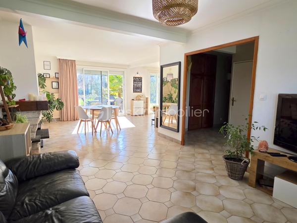 Idéalement située à moins de 5 minutes à pied de la gare ligne P reliant Paris Gare de l’Est, cette maison familiale d'environ 166 m² offre une configuration rare sur le secteur avec 6 chambres.

Implantée sur une parcelle d’environ 960 m², la maison propose des volumes confortables et une organisation idéale pour une grande famille.

Au rez-de-chaussée :
• une entrée
• un double salon-séjour lumineux (environ 41 m²)
• une cuisine indépendante
• 2 chambres (environ 9,50 et 14,50 m²)
• une salle d’eau
• un WC indépendant

À l’étage :
• 4 chambres supplémentaires (environ 14,80/ 11/ 11,30 et 18 m² au sol)
• une salle de bains
• une buanderie avec WC

Une véranda prolonge agréablement les espaces de vie et un garage accolé complète le bien.

À l’extérieur, vous profiterez d’une terrasse exposée plein sud et d’un agréable jardin, idéal pour les moments en famille ou entre amis.

Confort et prestations
• DPE classé C
• pompe à chaleur et ballon thermodynamique (2019)
• isolation par l’extérieur (2022)

Situation pratique
gare ligne P à moins de 5 minutes à pied (Paris Gare de l’Est)
écoles et commerces accessibles à environ 15 minutes à pied.

✨ Une maison offrant de beaux volumes et une configuration rare de 6 chambres, idéale pour une grande famille ou pour concilier vie familiale et télétravail.