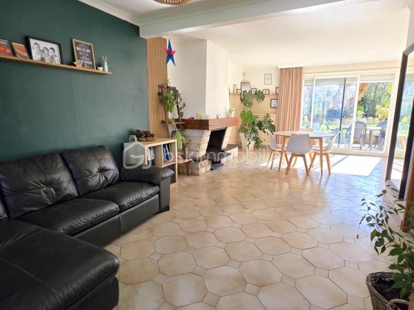 Idéalement située à moins de 5 minutes à pied de la gare ligne P reliant Paris Gare de l’Est, cette maison familiale d'environ 166 m² offre une configuration rare sur le secteur avec 6 chambres.

Implantée sur une parcelle d’environ 960 m², la maison propose des volumes confortables et une organisation idéale pour une grande famille.

Au rez-de-chaussée :
• une entrée
• un double salon-séjour lumineux (environ 41 m²)
• une cuisine indépendante
• 2 chambres (environ 9,50 et 14,50 m²)
• une salle d’eau
• un WC indépendant

À l’étage :
• 4 chambres supplémentaires (environ 14,80/ 11/ 11,30 et 18 m² au sol)
• une salle de bains
• une buanderie avec WC

Une véranda prolonge agréablement les espaces de vie et un garage accolé complète le bien.

À l’extérieur, vous profiterez d’une terrasse exposée plein sud et d’un agréable jardin, idéal pour les moments en famille ou entre amis.

Confort et prestations
• DPE classé C
• pompe à chaleur et ballon thermodynamique (2019)
• isolation par l’extérieur (2022)

Situation pratique
gare ligne P à moins de 5 minutes à pied (Paris Gare de l’Est)
écoles et commerces accessibles à environ 15 minutes à pied.

✨ Une maison offrant de beaux volumes et une configuration rare de 6 chambres, idéale pour une grande famille ou pour concilier vie familiale et télétravail.