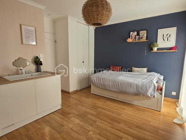 Idéalement située à moins de 5 minutes à pied de la gare ligne P reliant Paris Gare de l’Est, cette maison familiale d'environ 166 m² offre une configuration rare sur le secteur avec 6 chambres.

Implantée sur une parcelle d’environ 960 m², la maison propose des volumes confortables et une organisation idéale pour une grande famille.

Au rez-de-chaussée :
• une entrée
• un double salon-séjour lumineux (environ 41 m²)
• une cuisine indépendante
• 2 chambres (environ 9,50 et 14,50 m²)
• une salle d’eau
• un WC indépendant

À l’étage :
• 4 chambres supplémentaires (environ 14,80/ 11/ 11,30 et 18 m² au sol)
• une salle de bains
• une buanderie avec WC

Une véranda prolonge agréablement les espaces de vie et un garage accolé complète le bien.

À l’extérieur, vous profiterez d’une terrasse exposée plein sud et d’un agréable jardin, idéal pour les moments en famille ou entre amis.

Confort et prestations
• DPE classé C
• pompe à chaleur et ballon thermodynamique (2019)
• isolation par l’extérieur (2022)

Situation pratique
gare ligne P à moins de 5 minutes à pied (Paris Gare de l’Est)
écoles et commerces accessibles à environ 15 minutes à pied.

✨ Une maison offrant de beaux volumes et une configuration rare de 6 chambres, idéale pour une grande famille ou pour concilier vie familiale et télétravail.