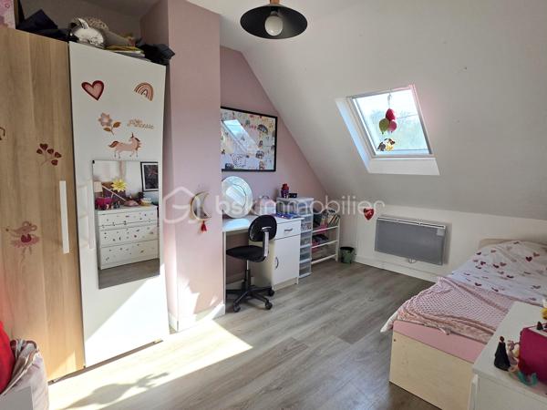 Idéalement située à moins de 5 minutes à pied de la gare ligne P reliant Paris Gare de l’Est, cette maison familiale d'environ 166 m² offre une configuration rare sur le secteur avec 6 chambres.

Implantée sur une parcelle d’environ 960 m², la maison propose des volumes confortables et une organisation idéale pour une grande famille.

Au rez-de-chaussée :
• une entrée
• un double salon-séjour lumineux (environ 41 m²)
• une cuisine indépendante
• 2 chambres (environ 9,50 et 14,50 m²)
• une salle d’eau
• un WC indépendant

À l’étage :
• 4 chambres supplémentaires (environ 14,80/ 11/ 11,30 et 18 m² au sol)
• une salle de bains
• une buanderie avec WC

Une véranda prolonge agréablement les espaces de vie et un garage accolé complète le bien.

À l’extérieur, vous profiterez d’une terrasse exposée plein sud et d’un agréable jardin, idéal pour les moments en famille ou entre amis.

Confort et prestations
• DPE classé C
• pompe à chaleur et ballon thermodynamique (2019)
• isolation par l’extérieur (2022)

Situation pratique
gare ligne P à moins de 5 minutes à pied (Paris Gare de l’Est)
écoles et commerces accessibles à environ 15 minutes à pied.

✨ Une maison offrant de beaux volumes et une configuration rare de 6 chambres, idéale pour une grande famille ou pour concilier vie familiale et télétravail.