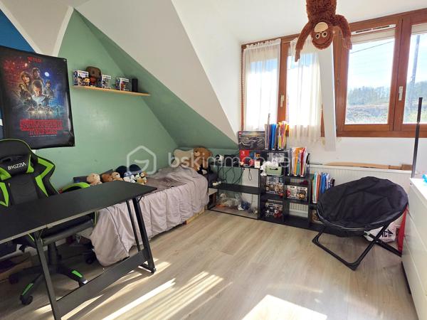 Idéalement située à moins de 5 minutes à pied de la gare ligne P reliant Paris Gare de l’Est, cette maison familiale d'environ 166 m² offre une configuration rare sur le secteur avec 6 chambres.

Implantée sur une parcelle d’environ 960 m², la maison propose des volumes confortables et une organisation idéale pour une grande famille.

Au rez-de-chaussée :
• une entrée
• un double salon-séjour lumineux (environ 41 m²)
• une cuisine indépendante
• 2 chambres (environ 9,50 et 14,50 m²)
• une salle d’eau
• un WC indépendant

À l’étage :
• 4 chambres supplémentaires (environ 14,80/ 11/ 11,30 et 18 m² au sol)
• une salle de bains
• une buanderie avec WC

Une véranda prolonge agréablement les espaces de vie et un garage accolé complète le bien.

À l’extérieur, vous profiterez d’une terrasse exposée plein sud et d’un agréable jardin, idéal pour les moments en famille ou entre amis.

Confort et prestations
• DPE classé C
• pompe à chaleur et ballon thermodynamique (2019)
• isolation par l’extérieur (2022)

Situation pratique
gare ligne P à moins de 5 minutes à pied (Paris Gare de l’Est)
écoles et commerces accessibles à environ 15 minutes à pied.

✨ Une maison offrant de beaux volumes et une configuration rare de 6 chambres, idéale pour une grande famille ou pour concilier vie familiale et télétravail.