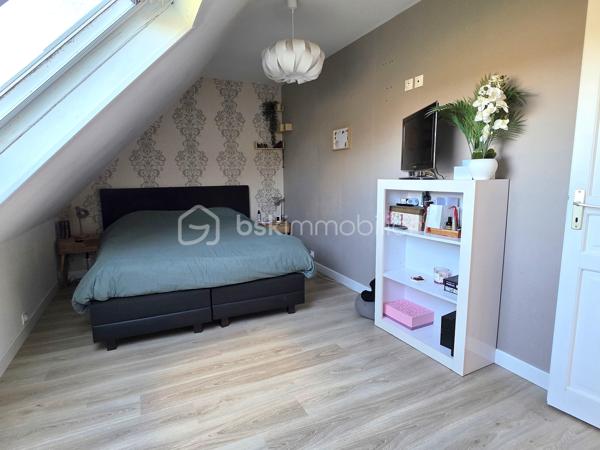 Idéalement située à moins de 5 minutes à pied de la gare ligne P reliant Paris Gare de l’Est, cette maison familiale d'environ 166 m² offre une configuration rare sur le secteur avec 6 chambres.

Implantée sur une parcelle d’environ 960 m², la maison propose des volumes confortables et une organisation idéale pour une grande famille.

Au rez-de-chaussée :
• une entrée
• un double salon-séjour lumineux (environ 41 m²)
• une cuisine indépendante
• 2 chambres (environ 9,50 et 14,50 m²)
• une salle d’eau
• un WC indépendant

À l’étage :
• 4 chambres supplémentaires (environ 14,80/ 11/ 11,30 et 18 m² au sol)
• une salle de bains
• une buanderie avec WC

Une véranda prolonge agréablement les espaces de vie et un garage accolé complète le bien.

À l’extérieur, vous profiterez d’une terrasse exposée plein sud et d’un agréable jardin, idéal pour les moments en famille ou entre amis.

Confort et prestations
• DPE classé C
• pompe à chaleur et ballon thermodynamique (2019)
• isolation par l’extérieur (2022)

Situation pratique
gare ligne P à moins de 5 minutes à pied (Paris Gare de l’Est)
écoles et commerces accessibles à environ 15 minutes à pied.

✨ Une maison offrant de beaux volumes et une configuration rare de 6 chambres, idéale pour une grande famille ou pour concilier vie familiale et télétravail.