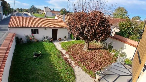 COZES 17120. Agréable maison de 80 m² habitable en pierre de taille en centre bourg. Commerces à pieds