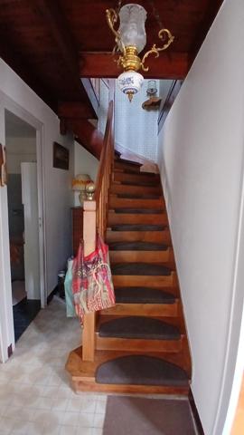 COZES 17120. Agréable maison de 80 m² habitable en pierre de taille en centre bourg. Commerces à pieds