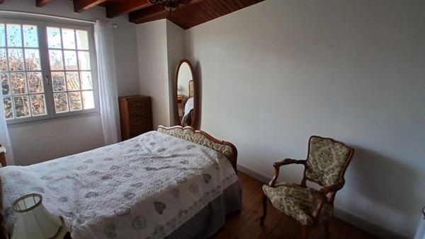 COZES 17120. Agréable maison de 80 m² habitable en pierre de taille en centre bourg. Commerces à pieds