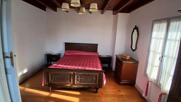 COZES 17120. Agréable maison de 80 m² habitable en pierre de taille en centre bourg. Commerces à pieds