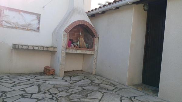 COZES 17120. Agréable maison de 80 m² habitable en pierre de taille en centre bourg. Commerces à pieds