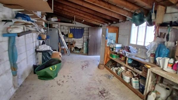 COZES 17120. Agréable maison de 80 m² habitable en pierre de taille en centre bourg. Commerces à pieds