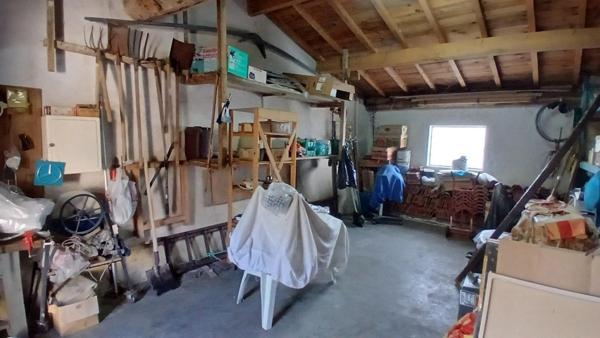 COZES 17120. Agréable maison de 80 m² habitable en pierre de taille en centre bourg. Commerces à pieds