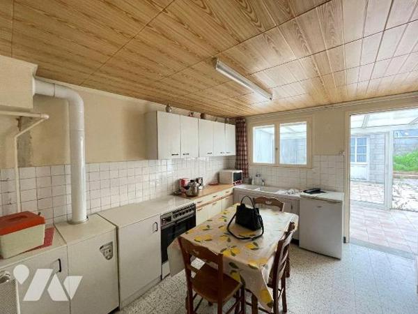 Maison Mitoyenne à rénover comprenant ; au rez-de-chaussée une entrée, un séjour, une cuisine (...