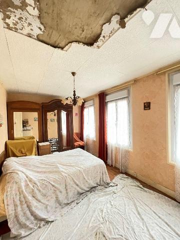 Maison Mitoyenne à rénover comprenant ; au rez-de-chaussée une entrée, un séjour, une cuisine (...