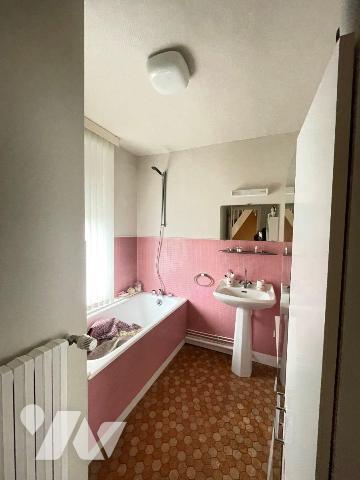 Maison Mitoyenne à rénover comprenant ; au rez-de-chaussée une entrée, un séjour, une cuisine (...