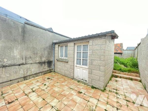 Maison Mitoyenne à rénover comprenant ; au rez-de-chaussée une entrée, un séjour, une cuisine (...