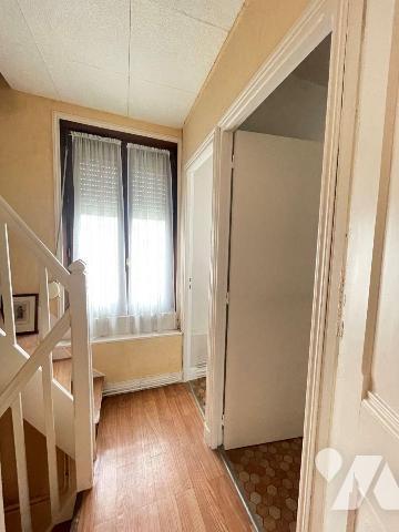 Maison Mitoyenne à rénover comprenant ; au rez-de-chaussée une entrée, un séjour, une cuisine (...