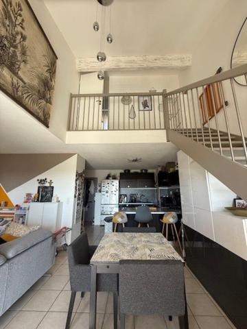 Duplex: Vue dégagée /Dernier étage/ Calme absolu