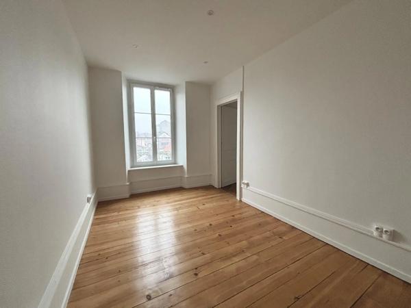 Appartement à louer 5 pièces 76.66m²