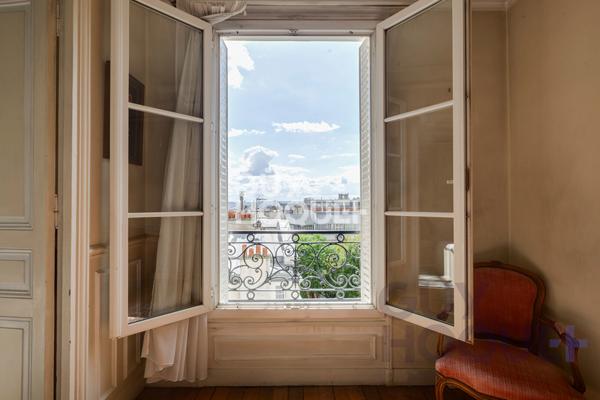 RARE - Appartement 4 Pièces de 70 m2 Aux Abbesses - Vue sur Paris