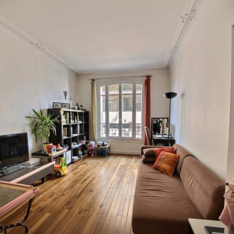 Courbevoie Marceau – 3 pièces 46 m² – Charme ancien, parquet, cave – Copropriété rénovée