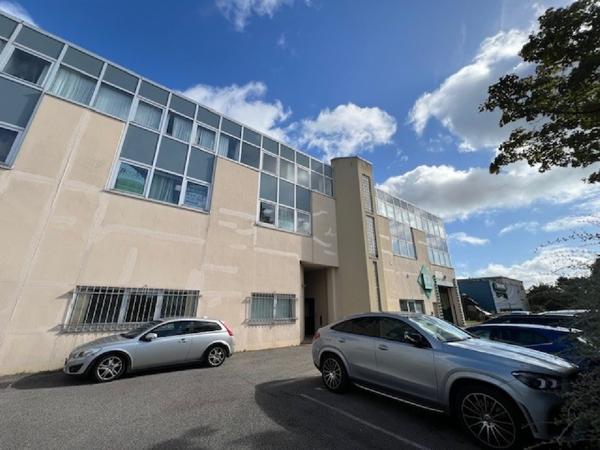 Bureaux à vendre à BUC 78530