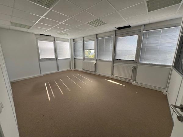 Bureaux à vendre à BUC 78530