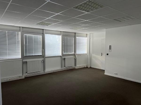 Bureaux à vendre à BUC 78530