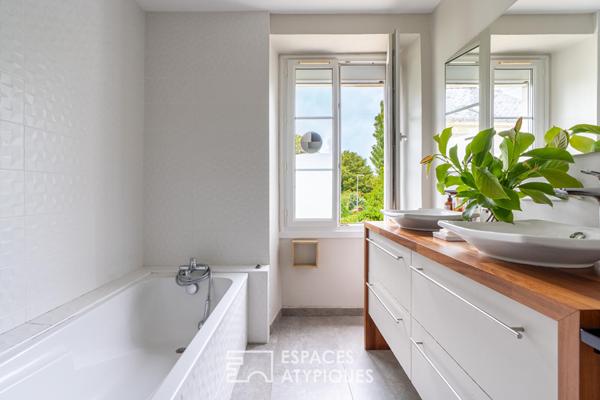 Maison familiale de 216m² à Saint-Donatien : Volumes, jardin intime et vie « tout à pied »