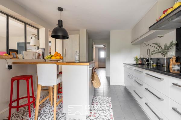 Maison familiale de 216m² à Saint-Donatien : Volumes, jardin intime et vie « tout à pied »