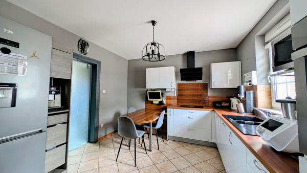 Maison familiale éco-énergétique avec terrasse et grand garage