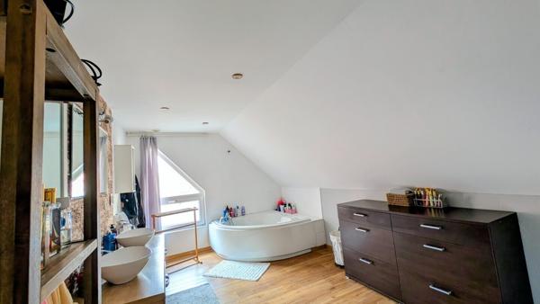 Maison familiale éco-énergétique avec terrasse et grand garage