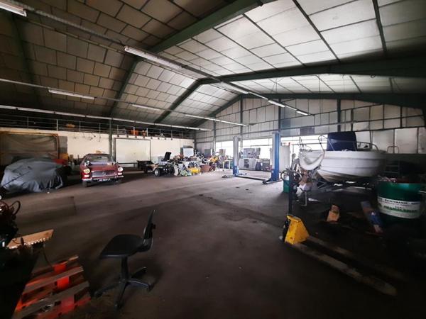 EGLETONS - Local industriel /commercial 3.000 m²
