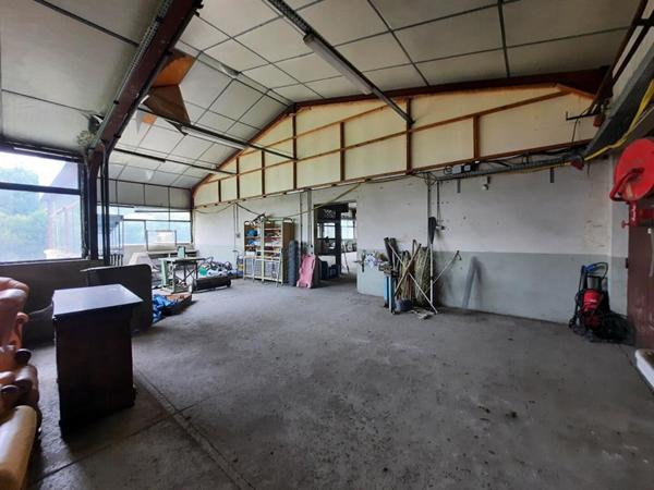 EGLETONS - Local industriel /commercial 3.000 m²
