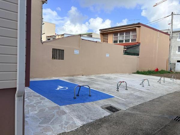 Local professionnel 35 m2 Le Lamentin