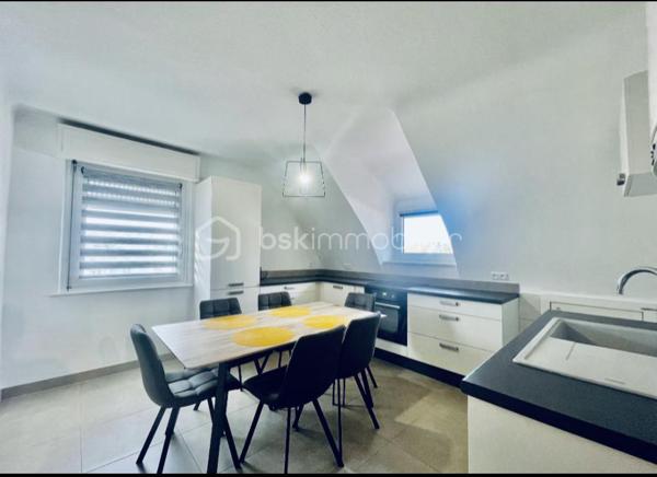 Appartement lumineux de 71,65 m², situé au 2ᵉ étage d’un immeuble, entièrement refait à neuf.

Il offre de beaux volumes, une disposition fonctionnelle et des prestations modernes.

Le logement est équipé d’un chauffage au gaz et ne nécessite aucun travaux. Idéal pour une résidence principale ou un investissement, il est prêt à être habité immédiatement. 

Proche des commodités et des transports.

📞 Plus d’informations sur demande