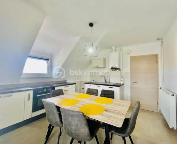 Appartement lumineux de 71,65 m², situé au 2ᵉ étage d’un immeuble, entièrement refait à neuf.

Il offre de beaux volumes, une disposition fonctionnelle et des prestations modernes.

Le logement est équipé d’un chauffage au gaz et ne nécessite aucun travaux. Idéal pour une résidence principale ou un investissement, il est prêt à être habité immédiatement. 

Proche des commodités et des transports.

📞 Plus d’informations sur demande