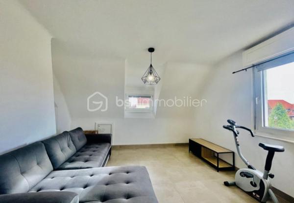 Appartement lumineux de 71,65 m², situé au 2ᵉ étage d’un immeuble, entièrement refait à neuf.

Il offre de beaux volumes, une disposition fonctionnelle et des prestations modernes.

Le logement est équipé d’un chauffage au gaz et ne nécessite aucun travaux. Idéal pour une résidence principale ou un investissement, il est prêt à être habité immédiatement. 

Proche des commodités et des transports.

📞 Plus d’informations sur demande