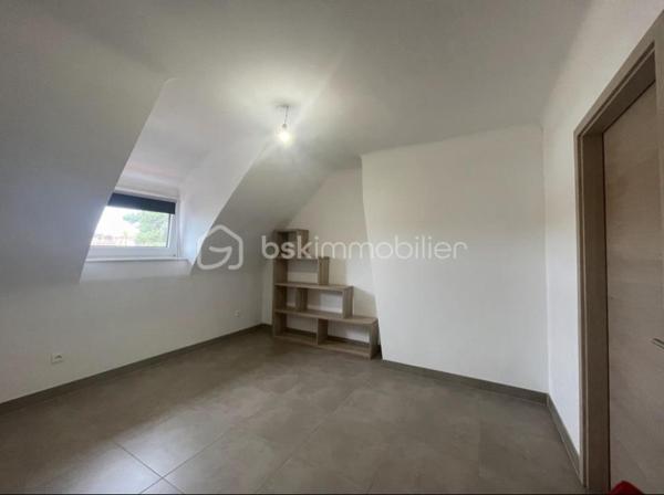 Appartement lumineux de 71,65 m², situé au 2ᵉ étage d’un immeuble, entièrement refait à neuf.

Il offre de beaux volumes, une disposition fonctionnelle et des prestations modernes.

Le logement est équipé d’un chauffage au gaz et ne nécessite aucun travaux. Idéal pour une résidence principale ou un investissement, il est prêt à être habité immédiatement. 

Proche des commodités et des transports.

📞 Plus d’informations sur demande