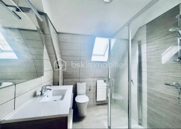 Appartement lumineux de 71,65 m², situé au 2ᵉ étage d’un immeuble, entièrement refait à neuf.

Il offre de beaux volumes, une disposition fonctionnelle et des prestations modernes.

Le logement est équipé d’un chauffage au gaz et ne nécessite aucun travaux. Idéal pour une résidence principale ou un investissement, il est prêt à être habité immédiatement. 

Proche des commodités et des transports.

📞 Plus d’informations sur demande