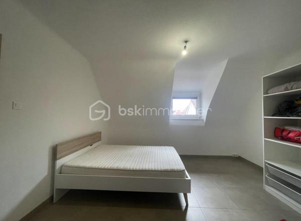 Appartement lumineux de 71,65 m², situé au 2ᵉ étage d’un immeuble, entièrement refait à neuf.

Il offre de beaux volumes, une disposition fonctionnelle et des prestations modernes.

Le logement est équipé d’un chauffage au gaz et ne nécessite aucun travaux. Idéal pour une résidence principale ou un investissement, il est prêt à être habité immédiatement. 

Proche des commodités et des transports.

📞 Plus d’informations sur demande