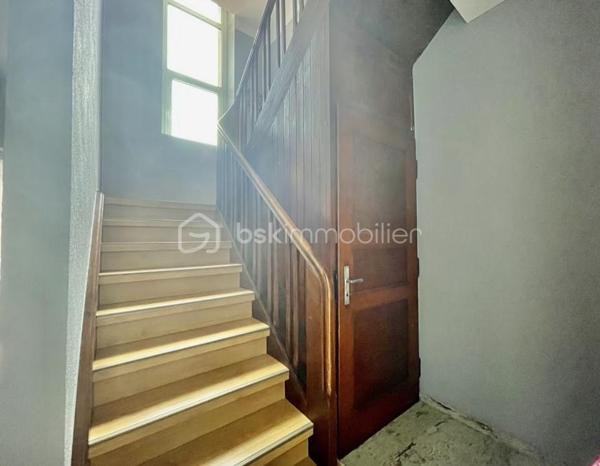 Appartement lumineux de 71,65 m², situé au 2ᵉ étage d’un immeuble, entièrement refait à neuf.

Il offre de beaux volumes, une disposition fonctionnelle et des prestations modernes.

Le logement est équipé d’un chauffage au gaz et ne nécessite aucun travaux. Idéal pour une résidence principale ou un investissement, il est prêt à être habité immédiatement. 

Proche des commodités et des transports.

📞 Plus d’informations sur demande