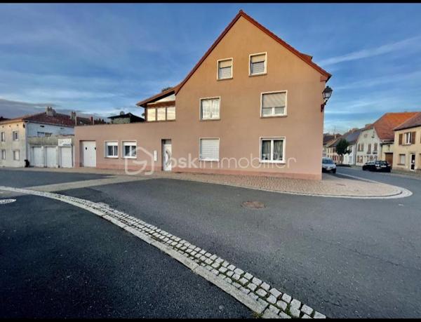 Appartement lumineux de 71,65 m², situé au 2ᵉ étage d’un immeuble, entièrement refait à neuf.

Il offre de beaux volumes, une disposition fonctionnelle et des prestations modernes.

Le logement est équipé d’un chauffage au gaz et ne nécessite aucun travaux. Idéal pour une résidence principale ou un investissement, il est prêt à être habité immédiatement. 

Proche des commodités et des transports.

📞 Plus d’informations sur demande